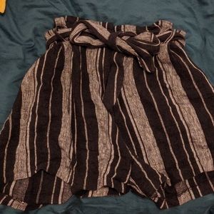 Black and white linen short